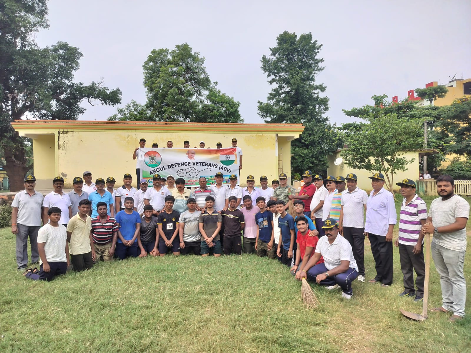 ଗାନ୍ଧୀ ଜୟନ୍ତୀ ଅବସରରେ ଅନୁଗୁଳ ଜିଲ୍ଲା ପୂର୍ବ ସୈନିକ ସଂଘ ପକ୍ଷରୁ ସ୍ଵଚ୍ଚତା କାର୍ଯ୍ୟକ୍ରମ , ଯୁବ ପିଢ଼ି ହେଲେ ଉତ୍ସାହିତ